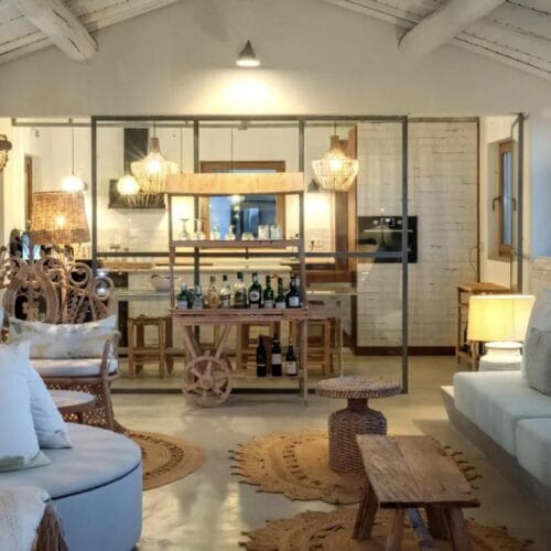 The lounge and bar at Hortas do Rio